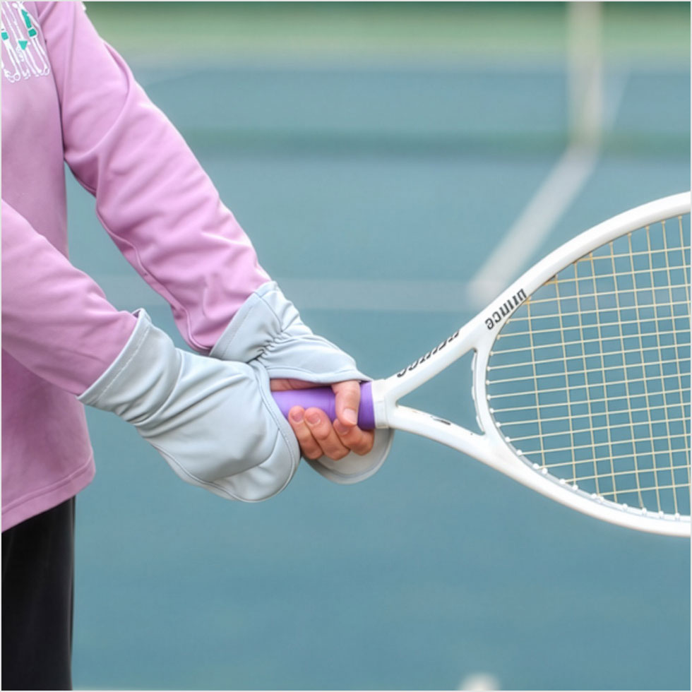 テニスでの使用イメージと3点留め仕様